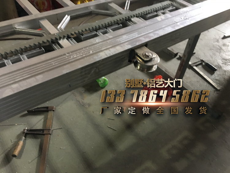 铝艺电动平移门轮子和齿条.jpg