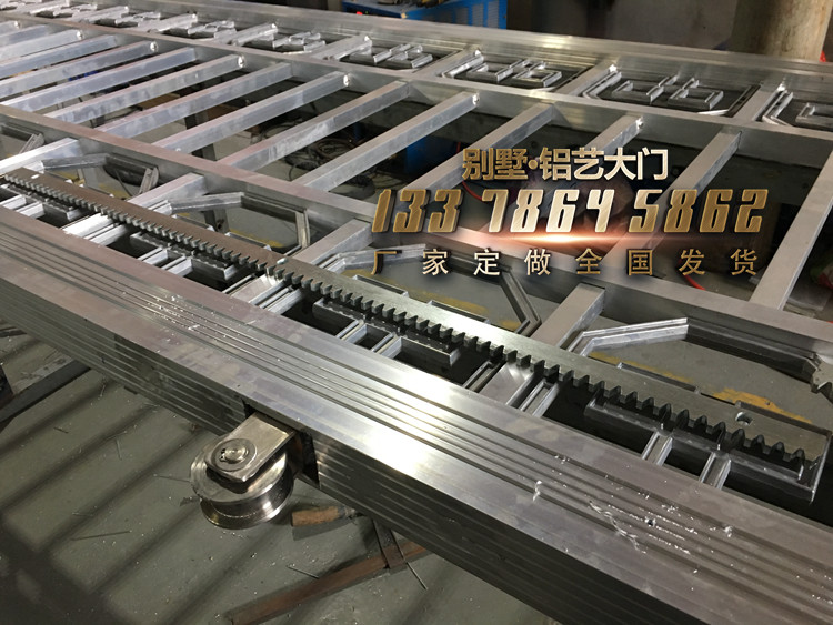 铝艺电动平移门轮子和齿条实拍图片.jpg